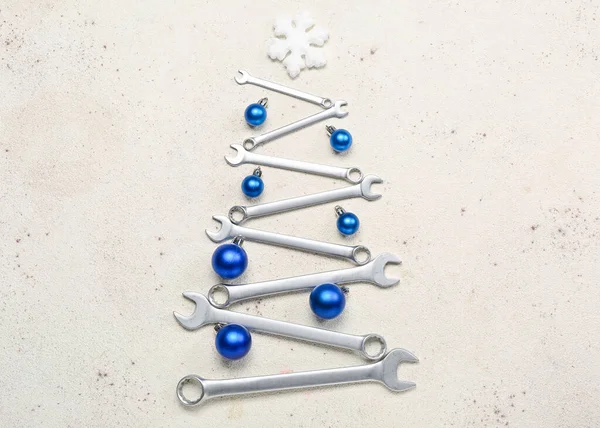 Weihnachtsbaum Aus Kugeln Und Schlüsseln Auf Hellem Hintergrund — Stockfoto
