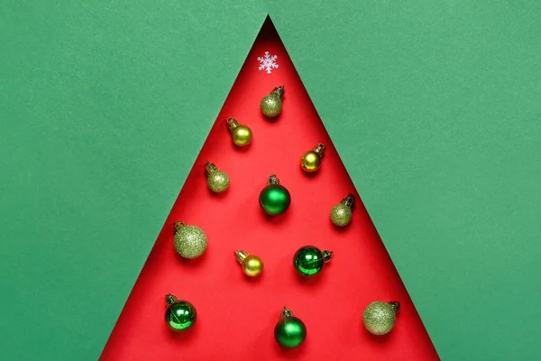 Kırmızı Arka Planda Topları Olan Yeşil Kağıdı Noel Ağacı Şeklinde — Stok fotoğraf