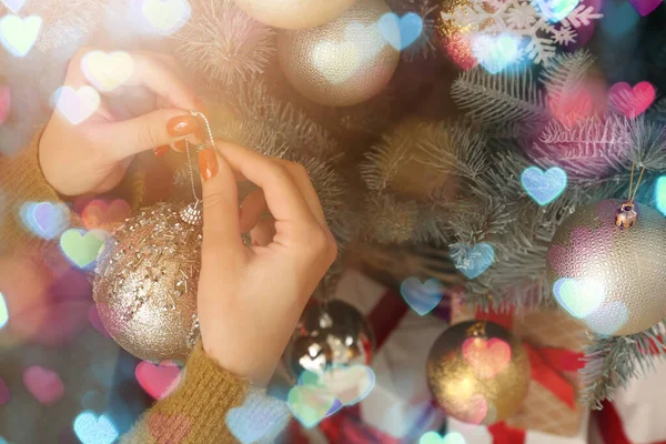 Vrouw Versieren Mooie Kerstboom Close — Stockfoto