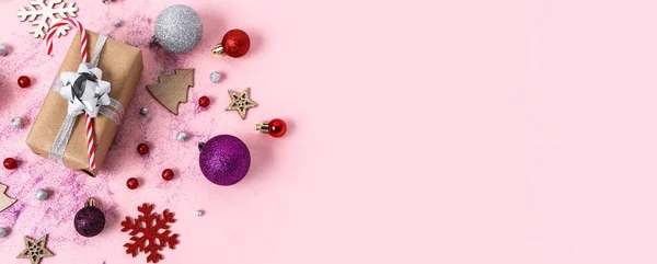 Komposition Mit Weihnachtsgeschenk Und Dekorationen Auf Rosa Hintergrund Mit Platz — Stockfoto