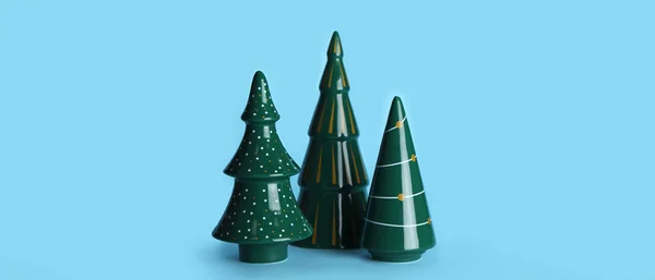 Árboles Navidad Cerámica Sobre Fondo Azul Claro —  Fotos de Stock
