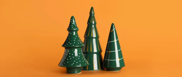 Árboles Navidad Cerámica Sobre Fondo Naranja —  Fotos de Stock