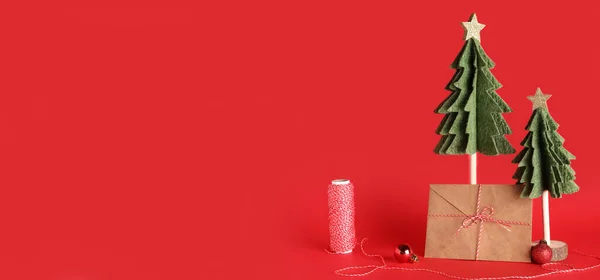 Árboles Navidad Decorativos Bolas Sobre Sobre Fondo Rojo Con Espacio —  Fotos de Stock