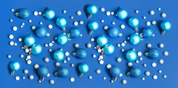 Muchas Hermosas Bolas Navidad Sobre Fondo Azul — Foto de Stock