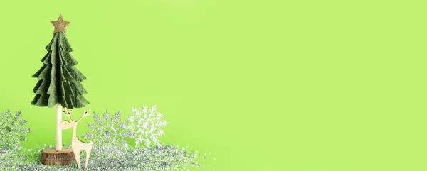 Árvore Natal Decorativa Veados Flocos Neve Fundo Verde Com Espaço — Fotografia de Stock