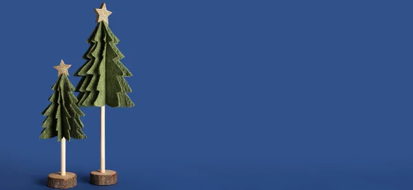 Árvores Natal Decorativas Fundo Azul Com Espaço Para Texto — Fotografia de Stock