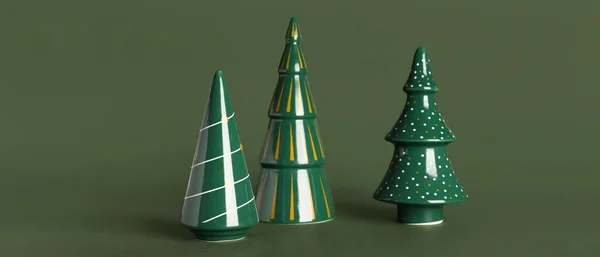 Árboles Navidad Cerámica Sobre Fondo Verde —  Fotos de Stock