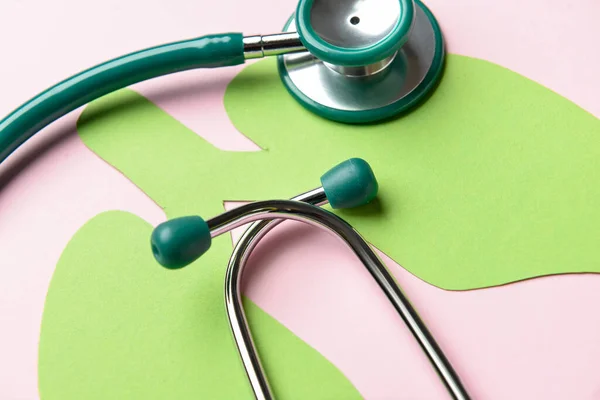 Grüne Papierlunge Mit Stethoskop Auf Rosa Hintergrund Nahaufnahme — Stockfoto