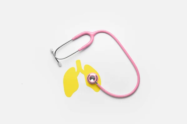 Gelbe Papierlunge Mit Stethoskop Auf Weißem Hintergrund — Stockfoto