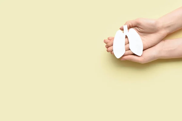 Жіночі Руки Білі Паперові Легені Жовтому Тлі — стокове фото