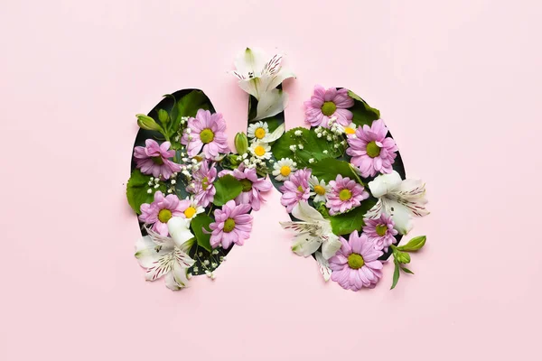 Płuca Wykonane Świeżych Kwiatów Różowym Tle — Zdjęcie stockowe
