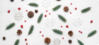 Beyaz arka planda kar taneleri ve Noel dekoru olan güzel bir kompozisyon