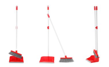 Süpürgeli çöp tenekeleri beyazda izole edilmiş