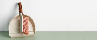 Faraş ve fırça yerde, ışık duvarının yanında. Tasarım için pankart