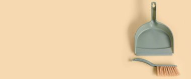 Bej arkaplanda faraş ve fırça metin için boşluk