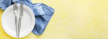 Metin için alanı olan sarı arkaplan üzerindeki basit tablo ayarı