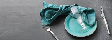 Metin için alanı olan koyu arkaplan üzerindeki basit tablo ayarı