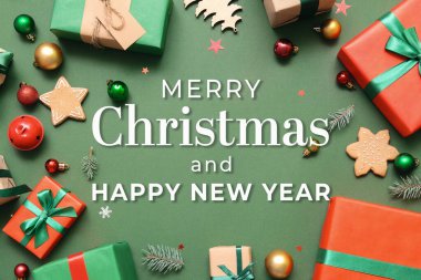 Noel ve Yeni Yıl için yeşil arka planda dekorları ve hediyeleri olan tebrik kartı.