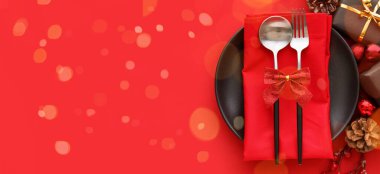 Kırmızı zemin üzerinde güzel bir Noel tablosu ve metin için boşluk