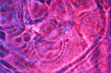 Renk arkaplanında sıçrama olan su