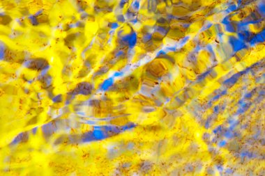 Sarı arkaplanda suyun dokusu