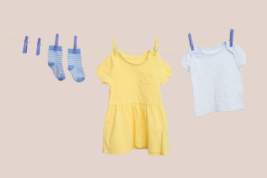 Çamaşır ipinde asılı şık bebek kıyafetleri