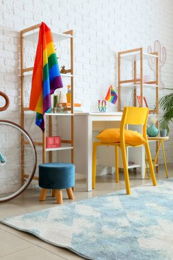 Beyaz tuğla duvarın yanında gökkuşağı bayrakları olan şık bir iş yeri