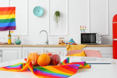 Masada meyveler, mutfakta gökkuşağı bayrakları