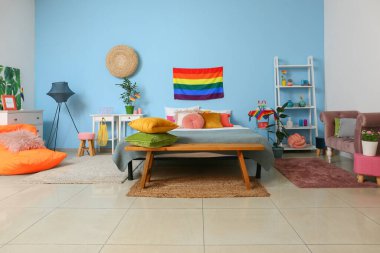 Gökkuşağı bayraklı ve ahşap banklı modern yatak odasının içi