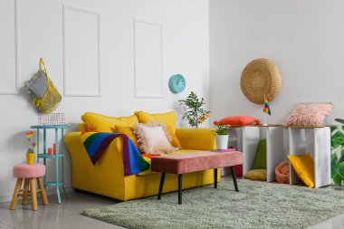 Rahat kanepe ve gökkuşağı bayraklı modern oturma odası.