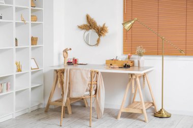 Makyaj sanatçısı çalışma yeri ve raf ünitesi olan modern bir oda.