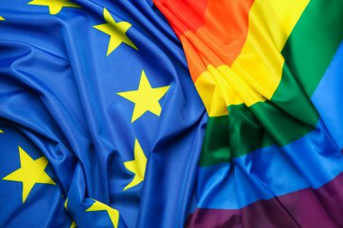Arka plan olarak LGBT ve Avrupa Birliği bayrakları, yakın plan