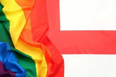 Arka plan olarak LGBT ve İngiltere bayrakları, yakın plan