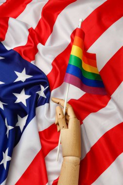 LGBT ve ABD bayraklı tahta el, yakın plan.
