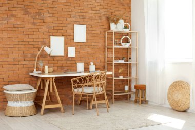 Çalışma yeri, raf ünitesi ve boş çerçeveli şık bir ofis.