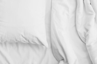 Yumuşak buruşuk yatak ve yastık, yakın çekim.