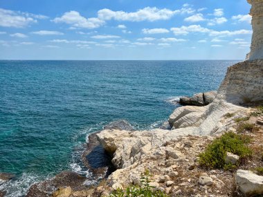 Kayalık sahili olan güzel deniz manzarası