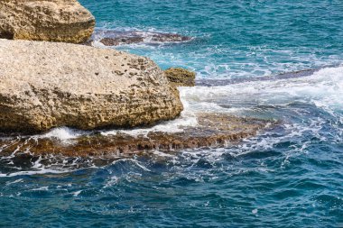Güneşli bir günde deniz manzarası ve büyük kayalar