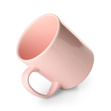 Beyaz arkaplanda izole edilmiş pembe seramik bardak