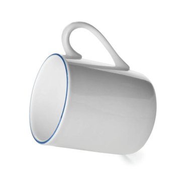 Beyaz arkaplanda temiz seramik bardak