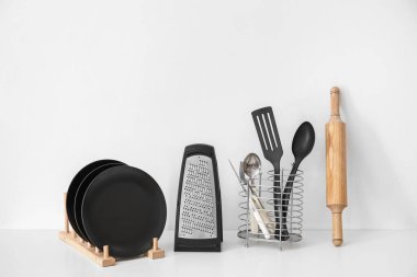 Mutfak gereçleri ışık duvarının yanındaki masada.