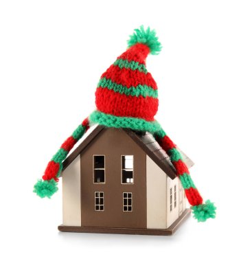 Beyaz arka planda sıcak şapka ve eşarplı ev modeli. Isıtma kavramı