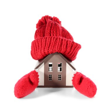 Beyaz arka planda şapkalı ve eldivenli ev modeli. Isıtma kavramı