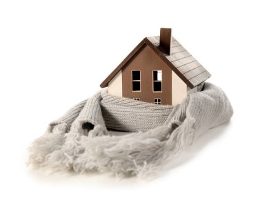 Beyaz arka planda eşarplı ev modeli. Isıtma kavramı