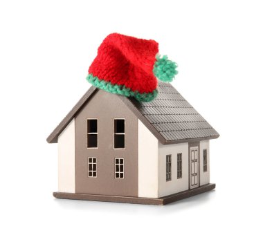 Beyaz arka planda şapkası olan ev modeli. Isıtma kavramı