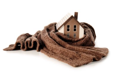 Beyaz arka planda eşarplı ev modeli. Isıtma kavramı