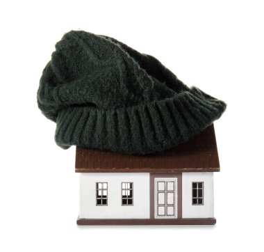 Beyaz arka planda şapkası olan ev modeli. Isıtma kavramı