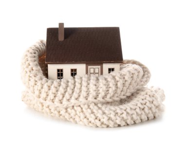 Beyaz arka planda eşarplı ev modeli. Isıtma kavramı