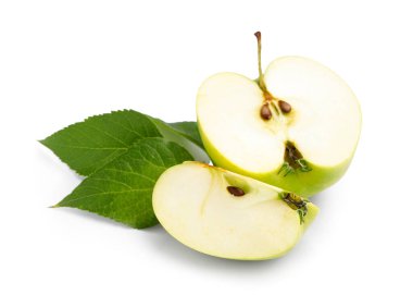 Beyaz arkaplanda sulu elma parçaları