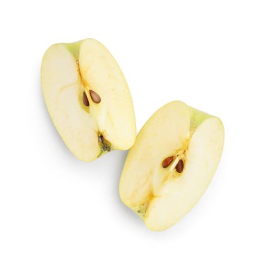 Beyaz arkaplanda sulu elma parçaları